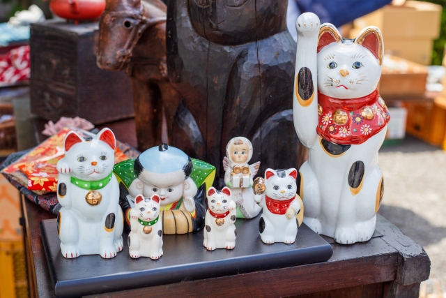 台に並べられた招き猫と大黒天の置物